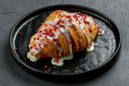 Круассан с малиновой крошкой