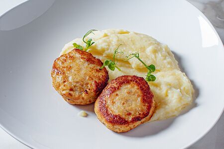 Крабовые котлеты с пюре из сельдерея