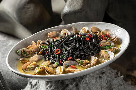 Черные спагетти с вонголе