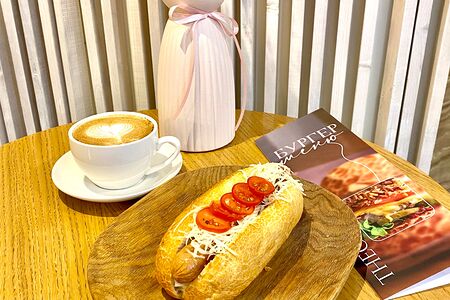 Хот-дог Цезарь с говяжьей сосиской 