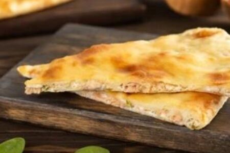 Осетинский пирог с красной рыбой и сыром