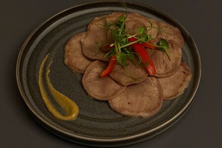 Язык говяжий с соусом