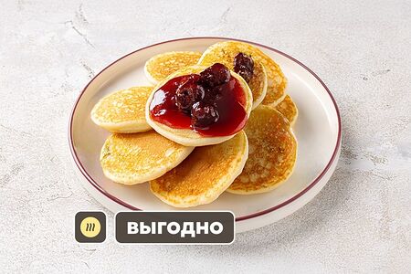 Большая порция панкейков с вишнёвым вареньем