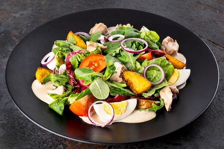 Салат с печенью трески