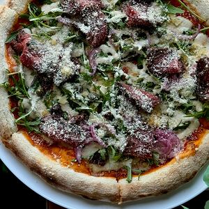 Пицца с ростбифом и рукколой