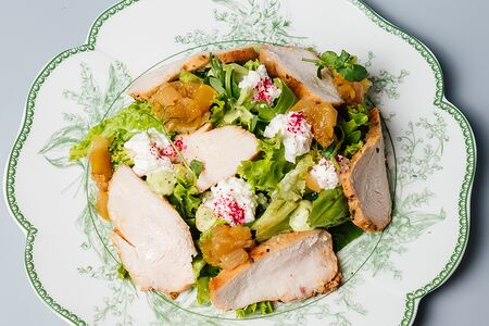 Салат с филе цыплёнка, брокколи и чатни из манго