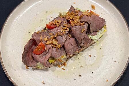 Брускетта с ростбифом