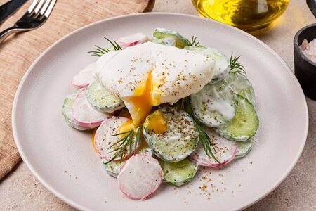 Зеленый салат с яйцом пашот