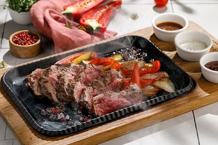 Говядина на сковороде с овощами и тремя соусами