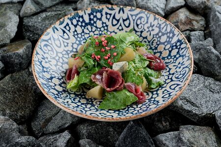 Салат с сырокопченой утиной грудкой и томленой в вине грушей