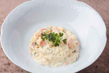 Ризотто с лососем и базиликом в соусе Блю чиз