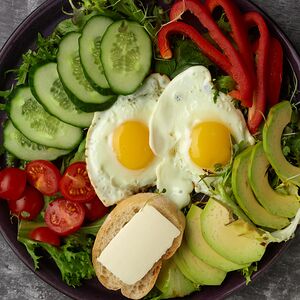Яичница с овощами и зеленью 