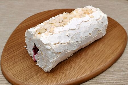 Меренговый рулет Вишня