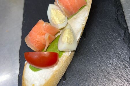 Брускетта с лососем и авокадо 