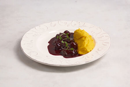 Говяжьи щеки с морковным пюре и соусом из смородиной