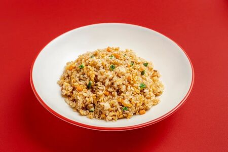 Жареный рис Чихо с яйцом и огурцом