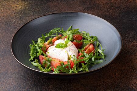 Салат с моцареллой, спелыми томатами и соусом песто