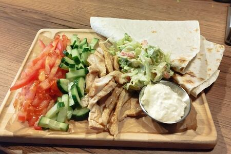 Шаверма BBQ на тарелке с курицей