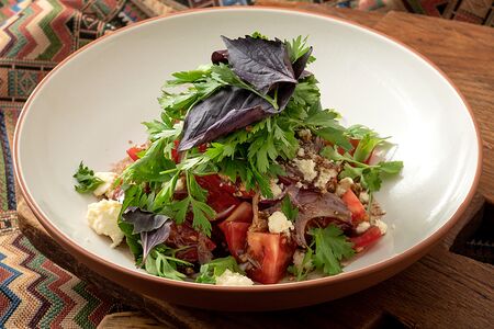 Ялтинский с томатами и сыром чанах