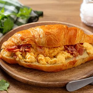 Круассан английский завтрак с беконом и яйцом