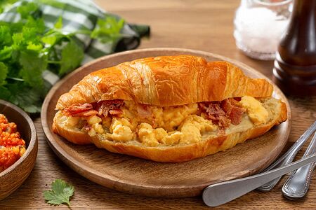 Круассан английский завтрак с беконом и яйцом