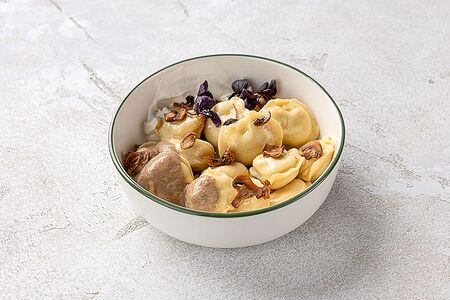 Пельмени с говядиной и грибным соусом