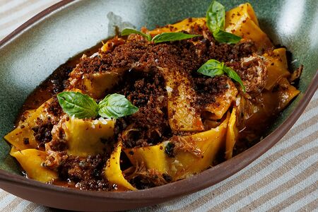 Папарделле с рваной уткой и хрустящей крошкой 