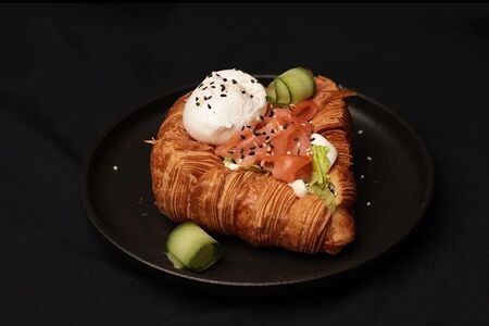 Круассан с лососем и яйцом пашот 