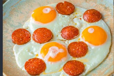 Яичница с суджуком