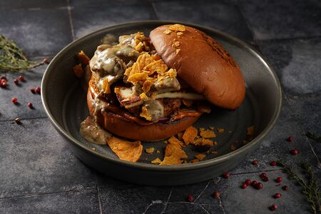 Бургер с курицей и грибами