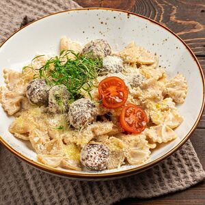 Паста с митболами в перечном соусе