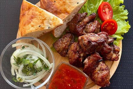 Шашлык из свиной шеи на углях