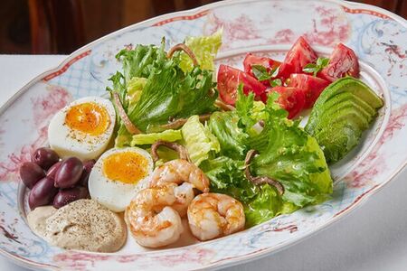 Салат с авокадо и креветками