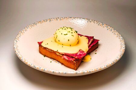 Бенедикт пастрами, мятый авокадо