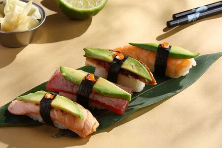 Суши с авокадо