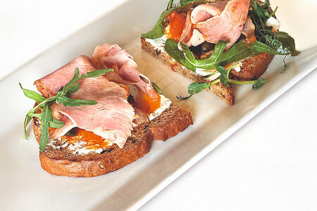 Две брускетты с пастрами из свинины