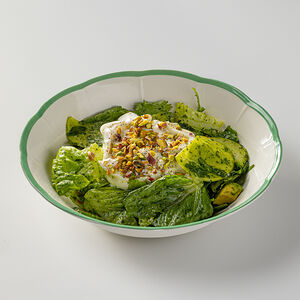 Большой зеленый салат с бурратой и фисташками