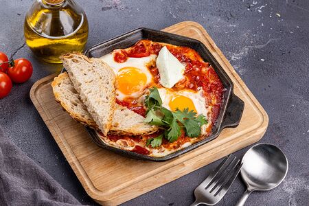 Шакшука с брынзой и шпинатом