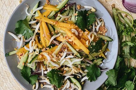 Салат с манго в кисло-сладком соусе