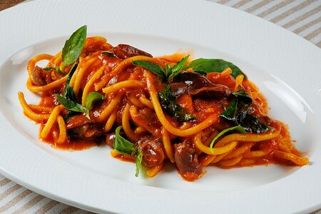 Спагетти Путтанеска с анчоусами, каперсами и оливками