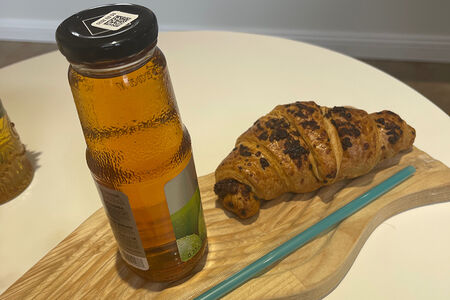 Сок яблочный в стекле Rioba + круассан шоколадный 