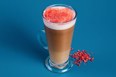 Латте банановый с земляникой