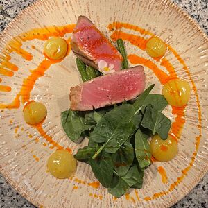 Стейк из тунца с лимонным гелем