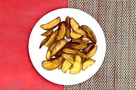 Картофельные дольки с кетчупом