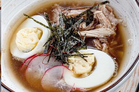 Рамен со свининой барбекю и пшеничной лапшой