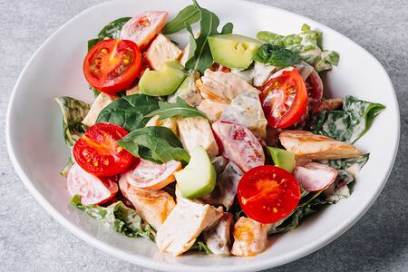 Салат с авокадо и курицей