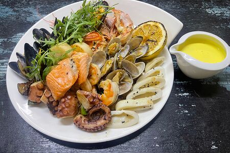 Ассорти морепродуктов на гриле