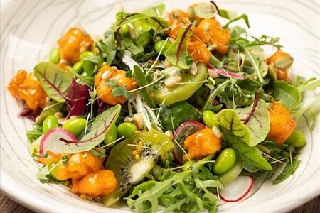 Зеленый салат с креветками спайси