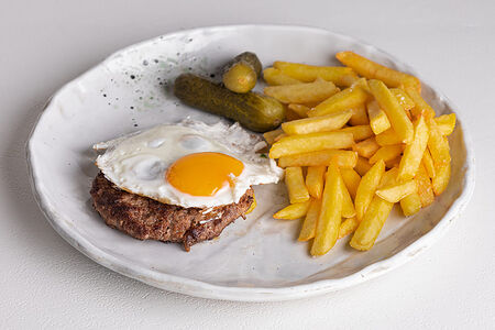 Бифштекс из телятины с картофелем фри