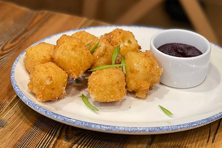 Жареный сыр сулугуни с вишневым вареньем